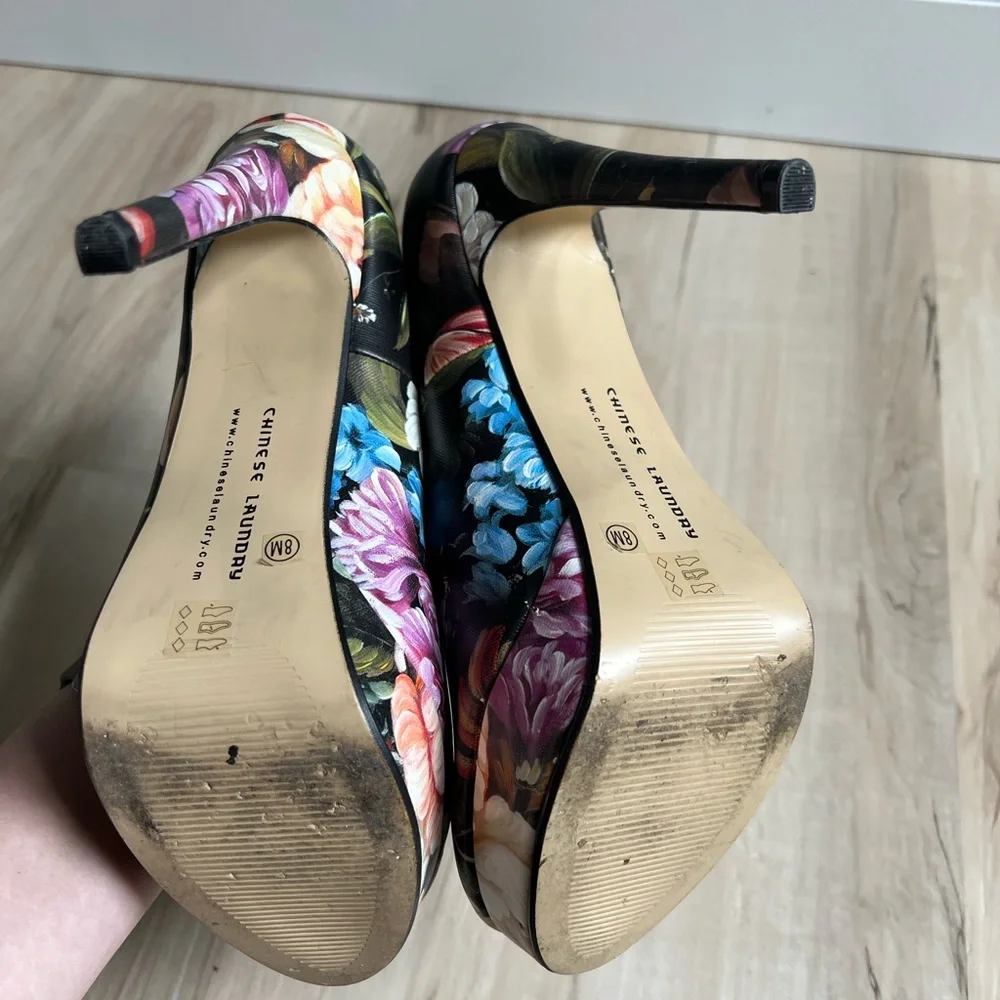 Floral heels size 8 - Picture 3 of 4